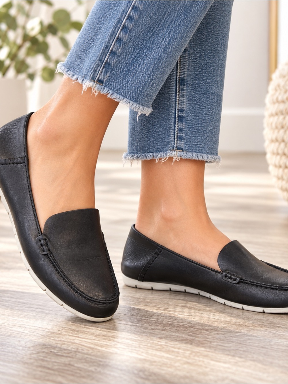 FRYE Women’s Black Leather Loafers Size 10M Slip On Moc Toe Comfort Flats